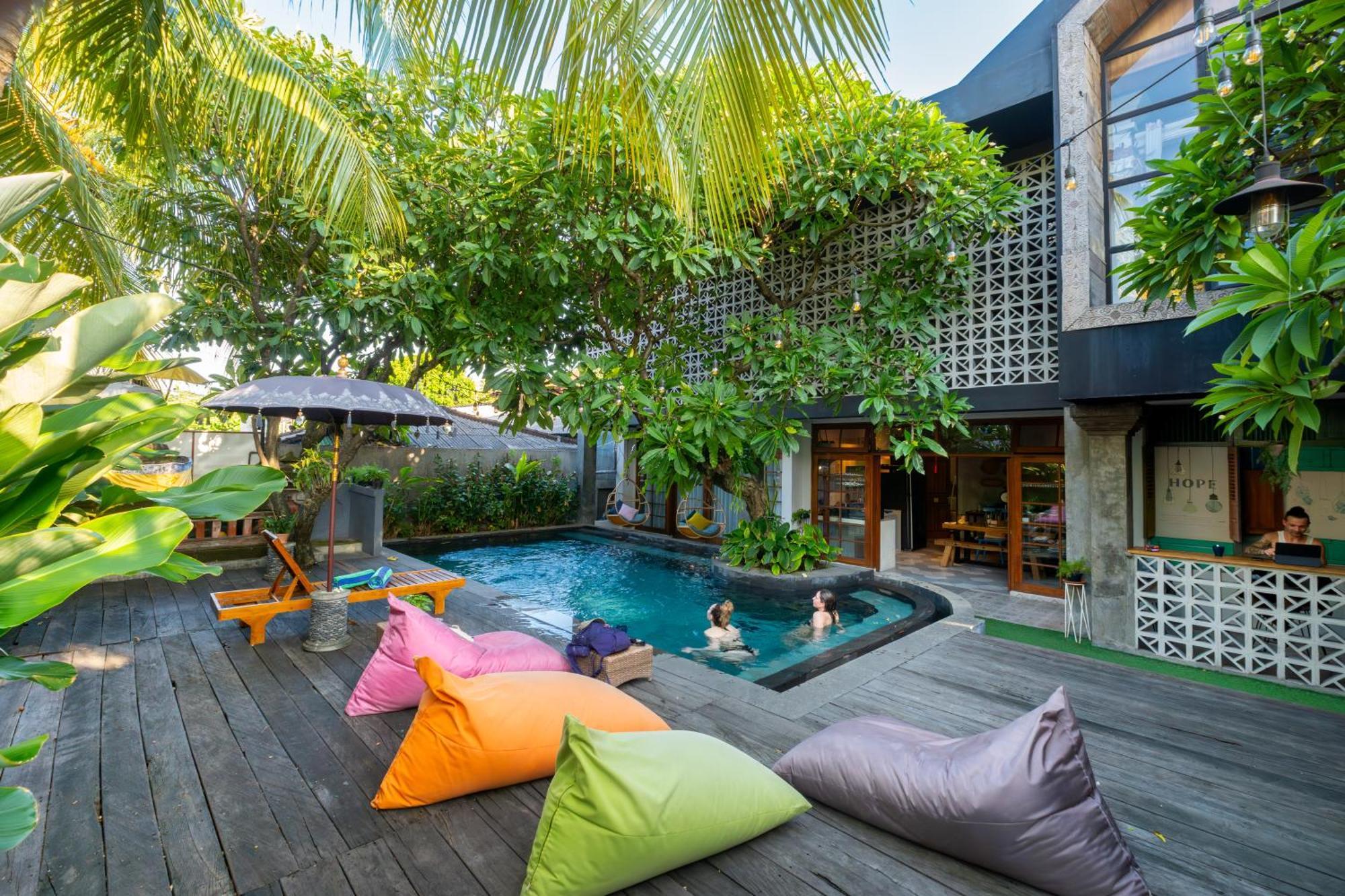 Interconnection Hostel Kuta Lombok Exterior foto